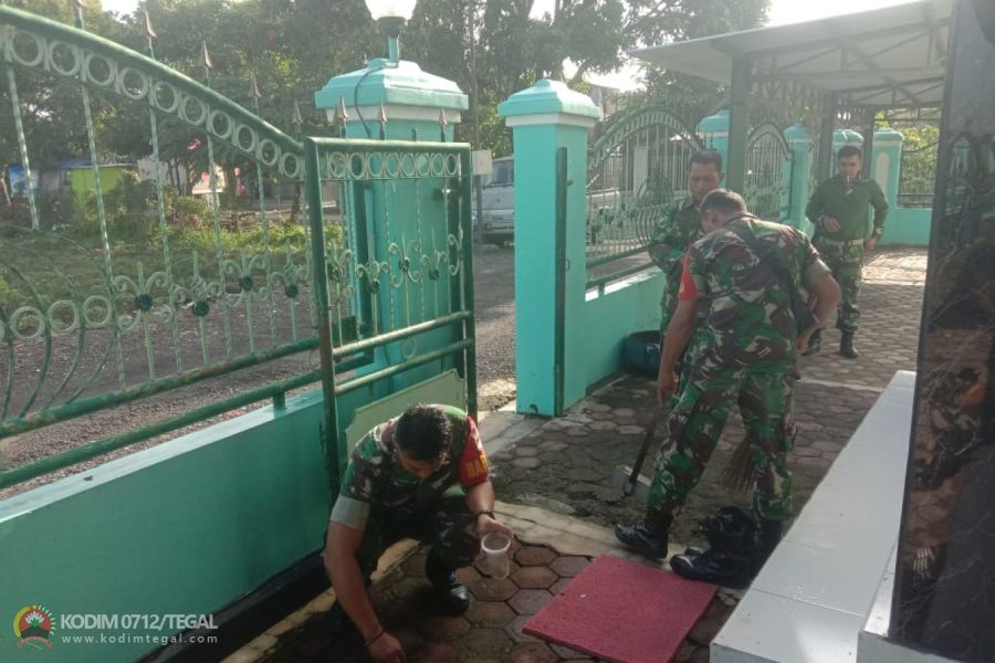 Jumat Bersih, Anggota Koramil Pangkah Bersihkan Masjid Zami Attakwa