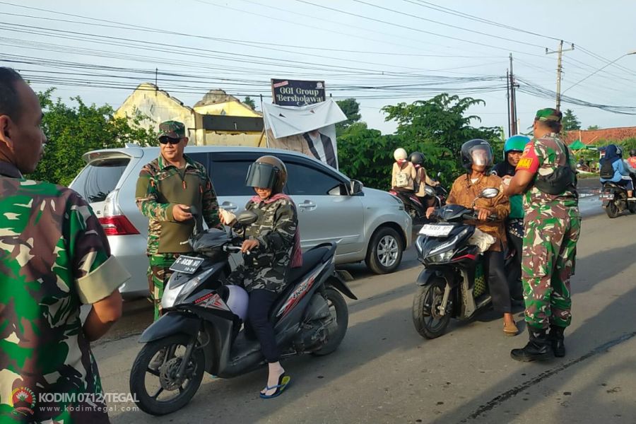Jumat Berkah Anggota Koramil Pangkah Kodim 0712 Tegal Korem 071 Wijayakusuma Bagi bagi Nasi