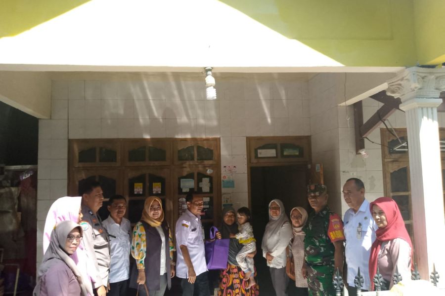 Babinsa Sertu Sumalan Dampingi Penyaluran Bantuan Kepada Anak Stunting