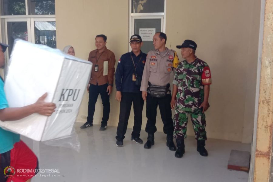 Babinsa Dan Bhabinkamtibmas Pagerbarang Monitoring Distribusi Logistik Pilkada
