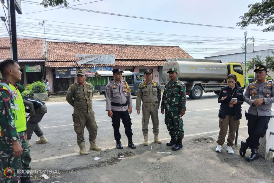 Anggota Kodim Tegal Bantu Penertiban Alat Peraga Kampanye Pilkada 2024