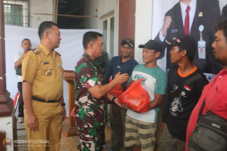 Dandim Tegal Hadiri Penyerahan Bantuan Sembako Kepada Warga Nelayan Terdampak Kebakaran Kapal