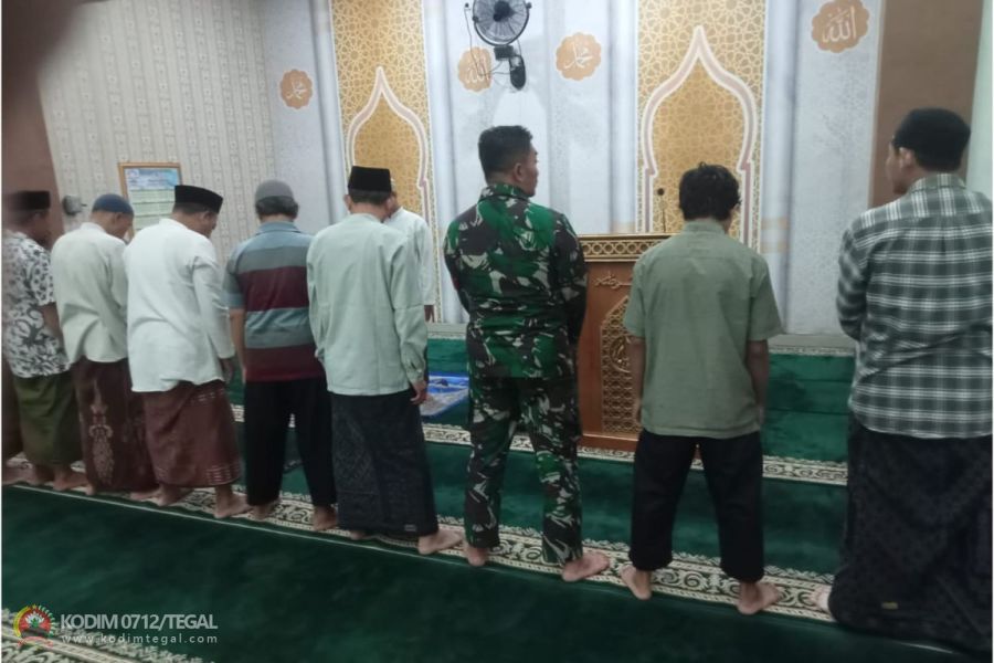 Babinsa Koramil Lebaksiu Laksanakan Sholat Subuh Berjamaah