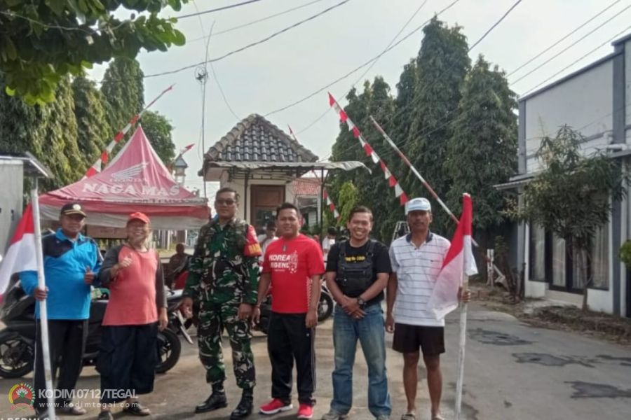 Semarakkan HUT RI Ke � 79, Babinsa Serda Suyatno Bantu Warga Pasang Bendera Dan Umbul � Umbul
