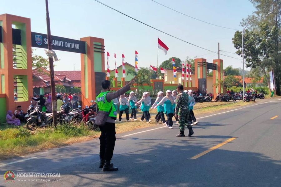 Anggota Koramil Margasari Amankan Lomba Gerak Jalan Tingkat SMA