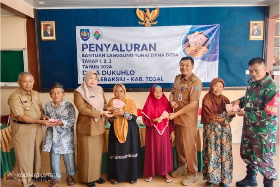 Babinsa Sertu Sholihudin Damping Penyaluran BLT Desa Dukuhlo