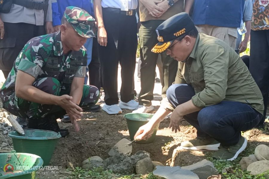 Tandai Pembuatan Jembatan Gantung, Dandim 0712 Tegal Peletakan Batu