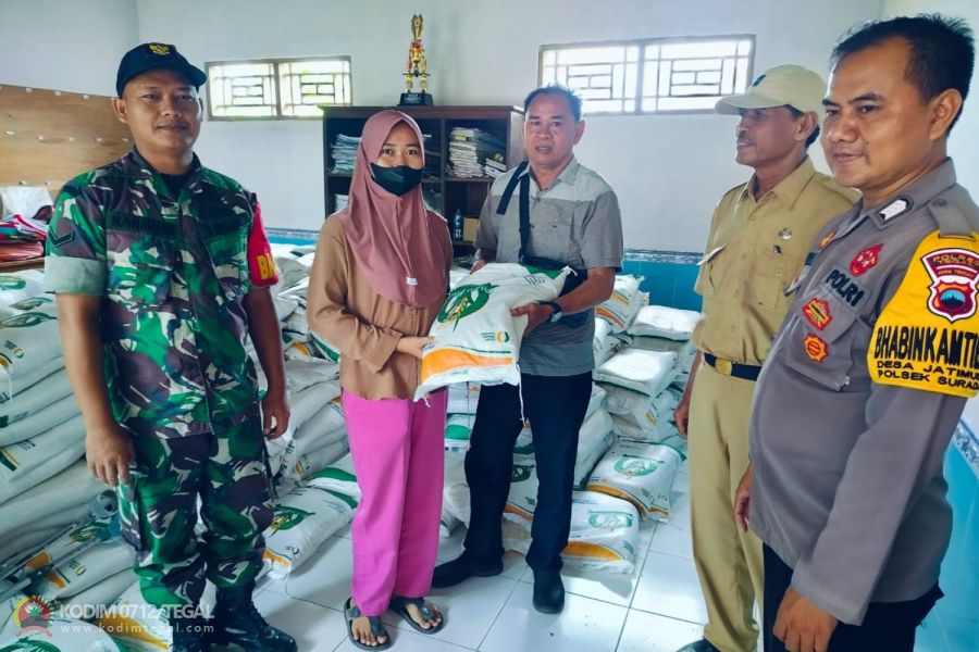Pasikan Lancar, Babinsa Suradadi Damping Bantuan Pangan Cadangan Beras Pemerintah