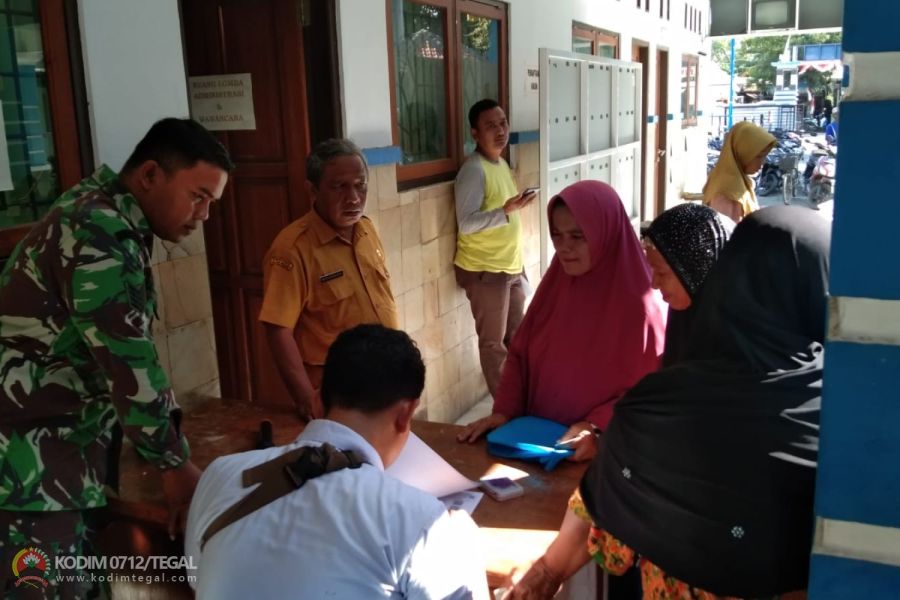 Babinsa Serma Yanuar Dampingi Pembagian Beras Bantuan Pangan Pemerintah