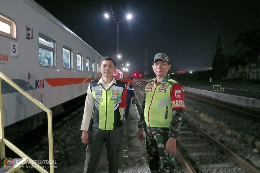 Babinsa Koramil Margasari Laksanakan Pengamanan Stasiun Prupuk