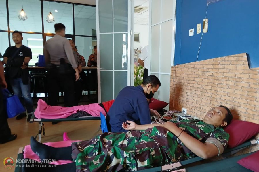 Anggota Kodim 0712 Tegal Donor Darah Dalam Rangka HUT Bank BPD Jateng