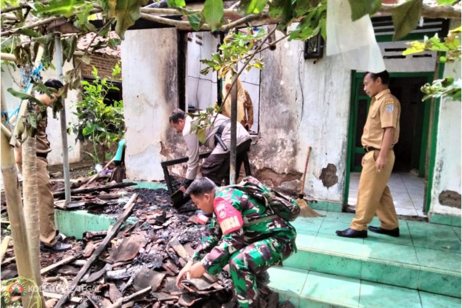Babinsa Koramil Lebaksiu Datangi TKP Kebakaran Rumah Warga Binaan