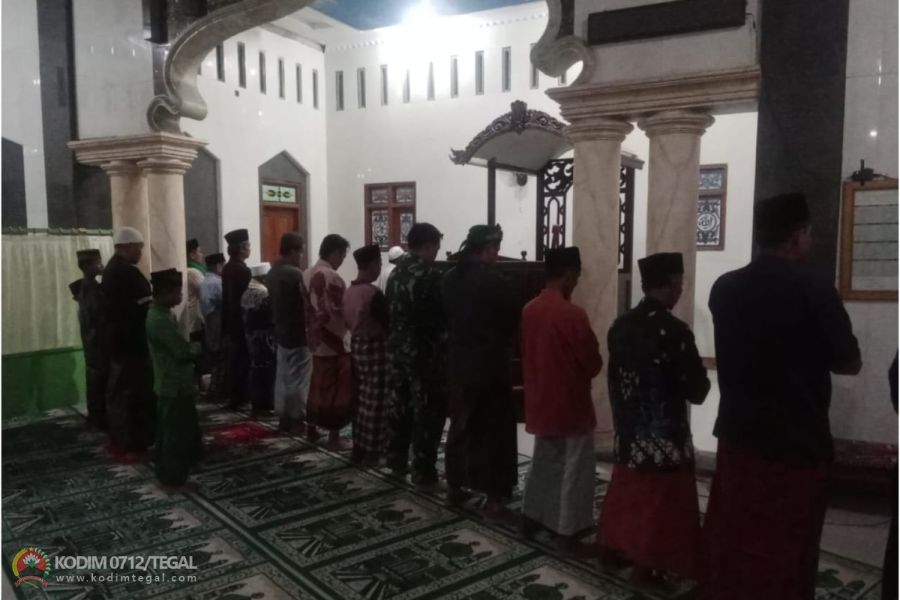 Safari Ramadhan, Babinsa Koramil Lebaksiu Sholat Subuh Berjamaah Di Wilayah Binaan