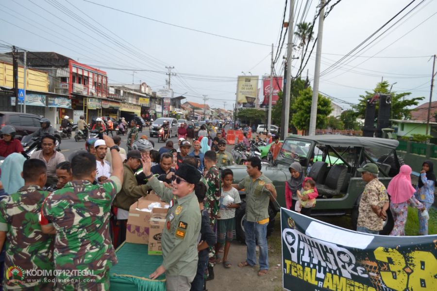 Anggota Kodim Tegal Bersama Komunitas Jeep Membagikan Takjil