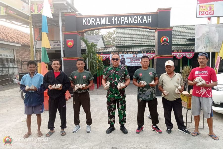 Jumat Berkah, Koramil Pangkah Bagikan Nasi Bungkus