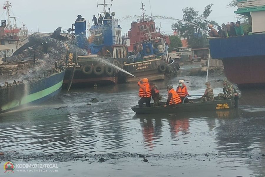 Gerak Cepat, Personil Kodim Tegal Bantu Padamkan Kebakaran Kapal