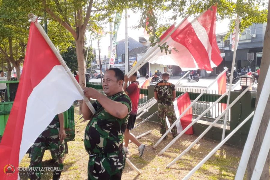 Sambut HUT Kemerdekaan RI ke-79, Anggota Kodim Tegal Pasang Bendera dan Umbul-Umbul