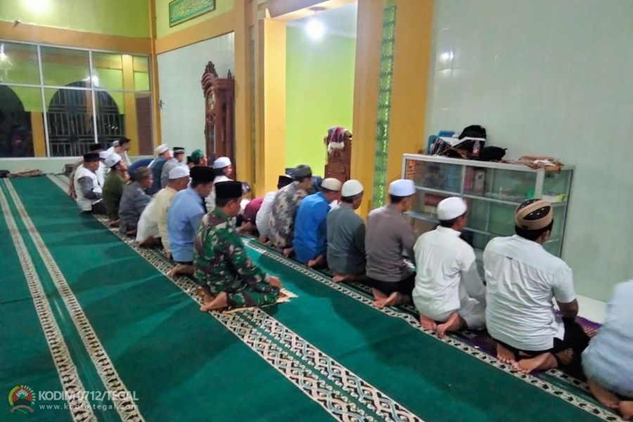 Bersama Warga Babinsa Koramil Talang Melaksanakan Sholat Subuh Berjamaah