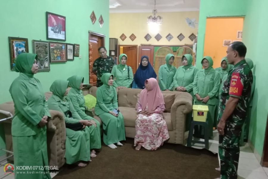 Ketua Persit KCK Cabang XXII Jenguk Istri Anggota Yang Sakit