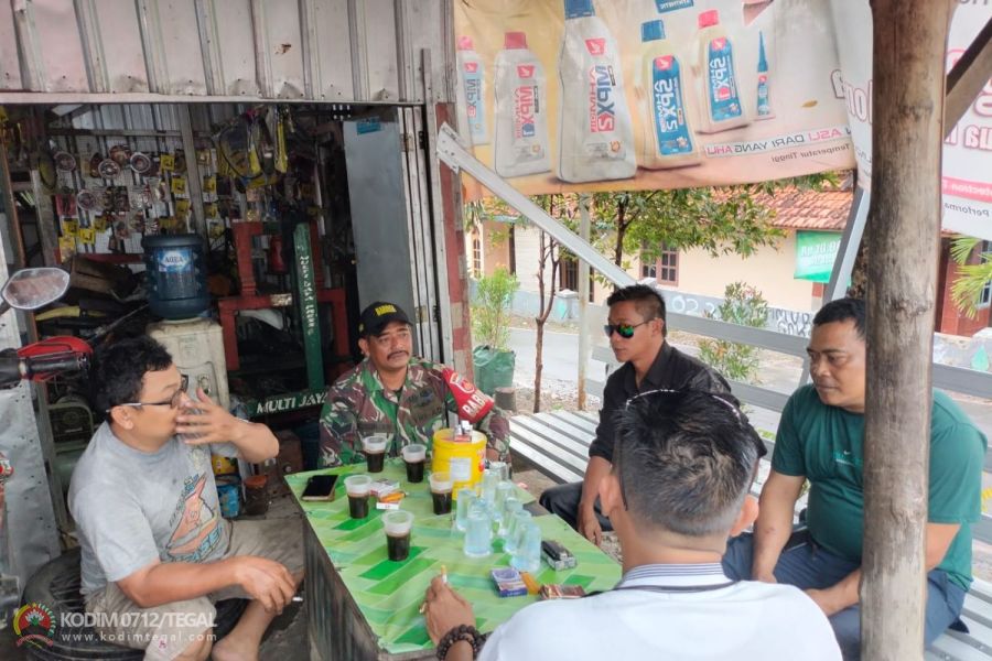 Jalin komunikasi dengan Masyarakat, Babinsa Koramil Kedungbanteng Sambangi Warga