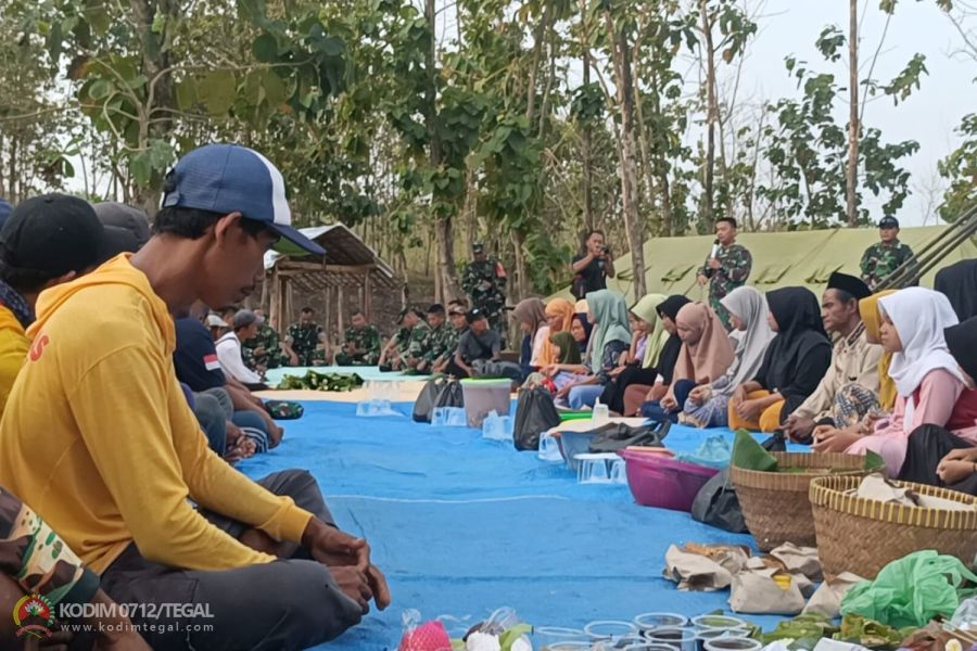 Bersama Warga Dukuh Karangsari, Dandim 0712 Tegal Syukuran Jembatan Gantung Merah Putih Siraong