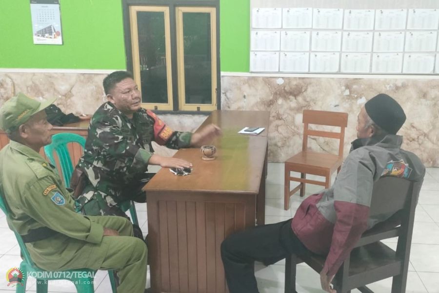 Babinsa Koramil 11/Pangkah melakukan komsos dengan Linmas untuk menjaga keamanan dan ketertiban