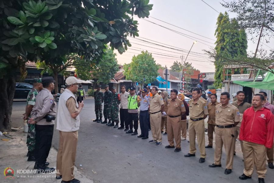 Danramil Slawi Ikut Serta Dalam Penertiban Pedagang Pasar Trayeman