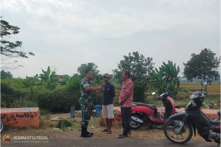 Babinsa Koramil Lebaksiu Cek Saluran Irigasi