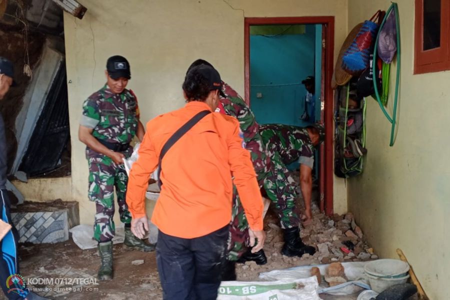 Anggota Koramil Bumijawa Bantu Evakuasi Rumah Warga Terdampak Longsor