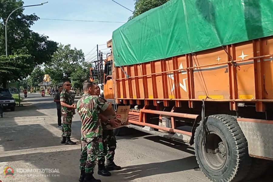 Jumat Berkah, Koramil Pangkap Bagikan Nasi Kepada Pengguna Jalan