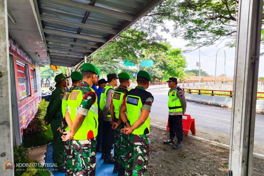 Personil Koramil Margasari Dan Anggota Gabungan Laksanakan Pengamanan Di Pos Klonengan