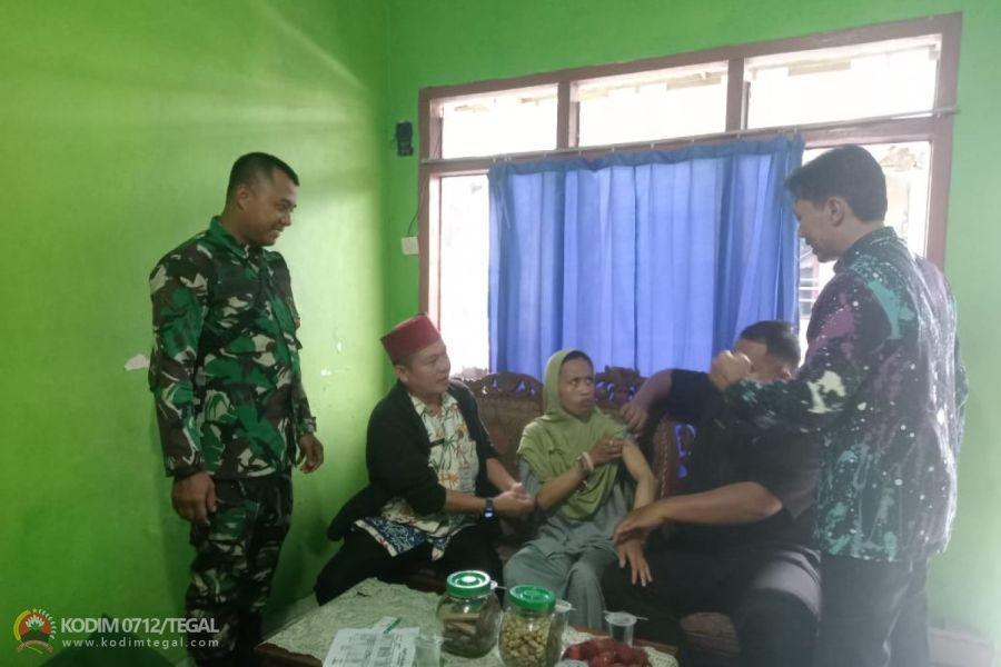 Babinsa Serda Suroso Bersama Tenaga Kesehatan Jemput ODGJ Guna Menjalani Pengobatan