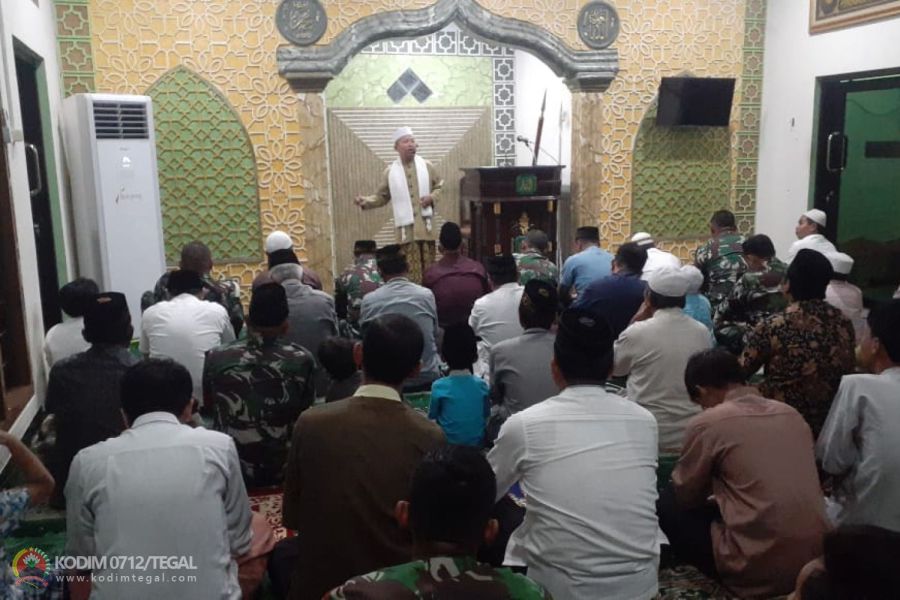 Anggota Kodim 0712 Tegal Bersama Warga Laksanakan Sholat Tarawih