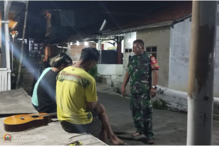 Wujudkan Situasi Aman, Babinsa Koramil Lebaksiu Laksanakan Patroli Dan Komsos Malam