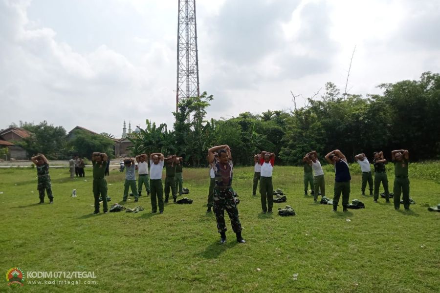 Tingkatkan Disiplin Linmas, Babinsa Koramil 05 Suradadi Latih PBB Dan Wawasan Kebangsaan