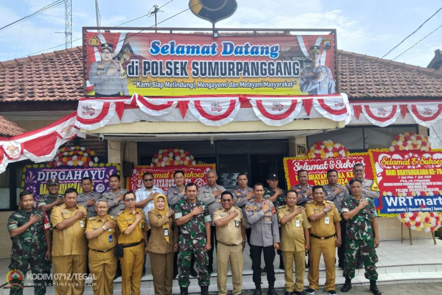 Danramil Bersama Camat Berikan Ucapan Selamat HUT Bhayangkara Ke -78 Kepada Polsek Sumurpanggang