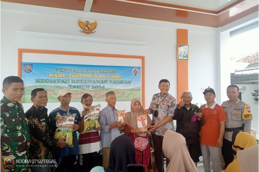 Babinsa Lebaksiu Dampingi Penyaluran Benih Padi Dan Jagung