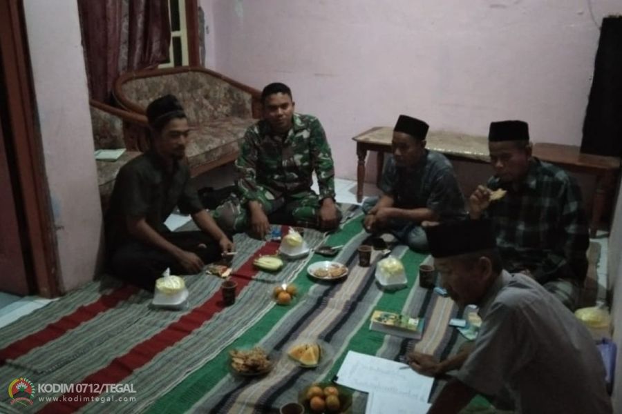 Hadiri Pertemuan Rutin RT Desa Binaan, Inilah Harapan Babinsa Koramil Tegal Selatan