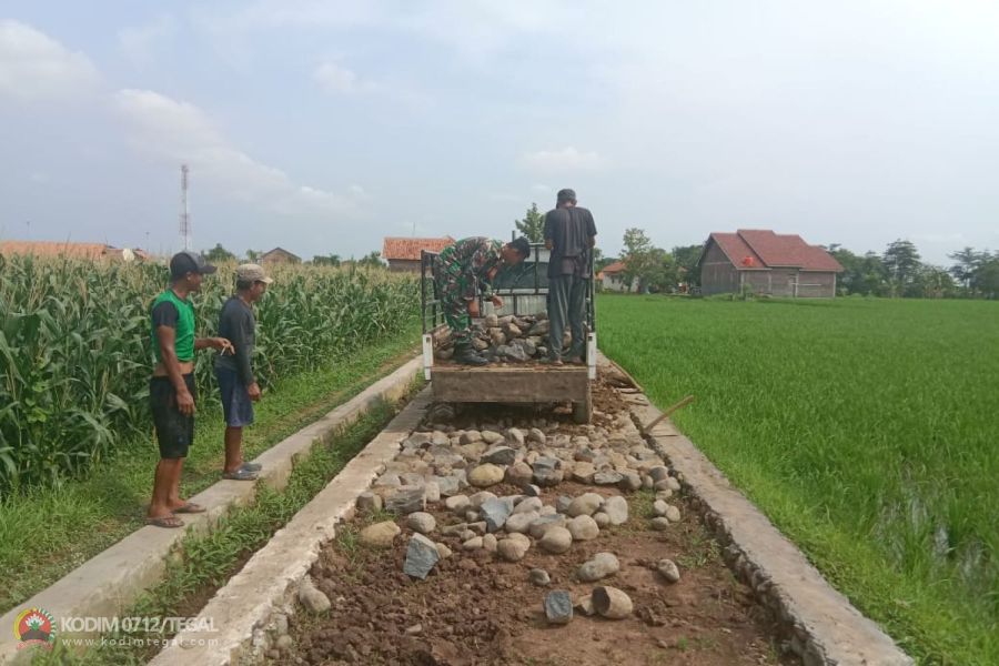 Jaga Fasilitas Umum, Babinsa Bantu Perbaikan Jalan