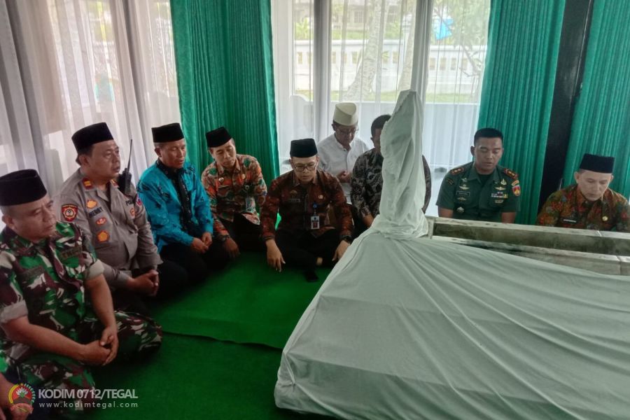 Hari Jadi Kabupaten Tegal Ke � 423, Dandim Tegal Bersama Forkopimda Ziarah Ke Makam Leluhur