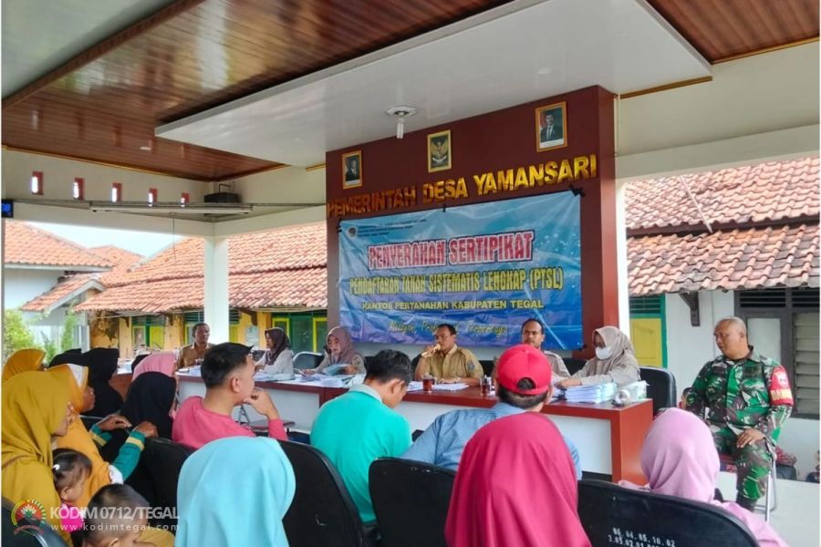 Pastikan Lancar, Babinsa Koramil Lebaksiu Damping Pembagian Sertifikat Tanah PTSL