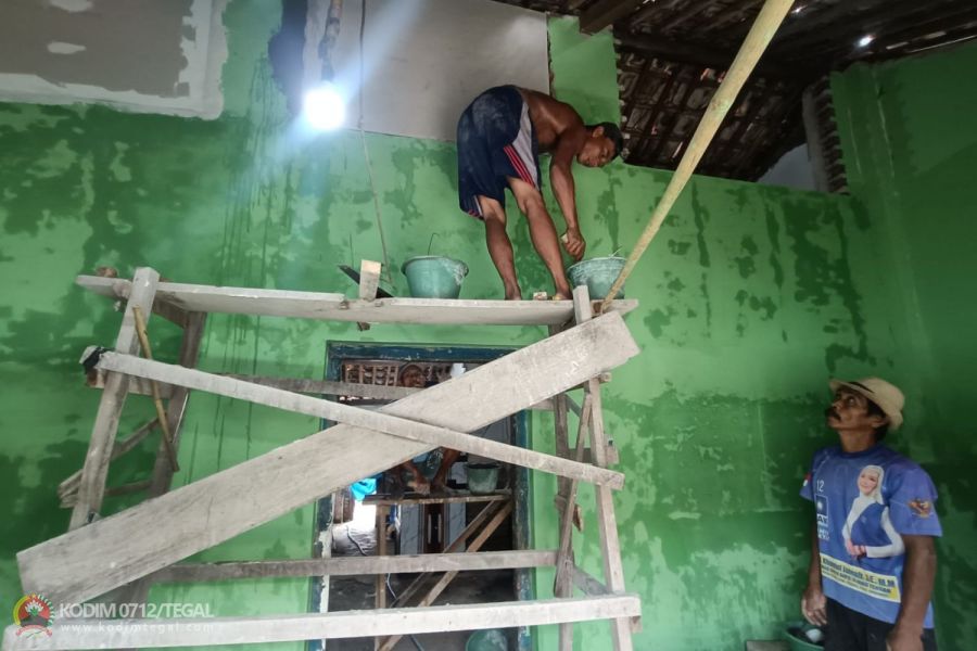 Rumah Ibu Jarwi Mulai Di Cat Oleh Satgas TMMD Kodim 0712 Tegal