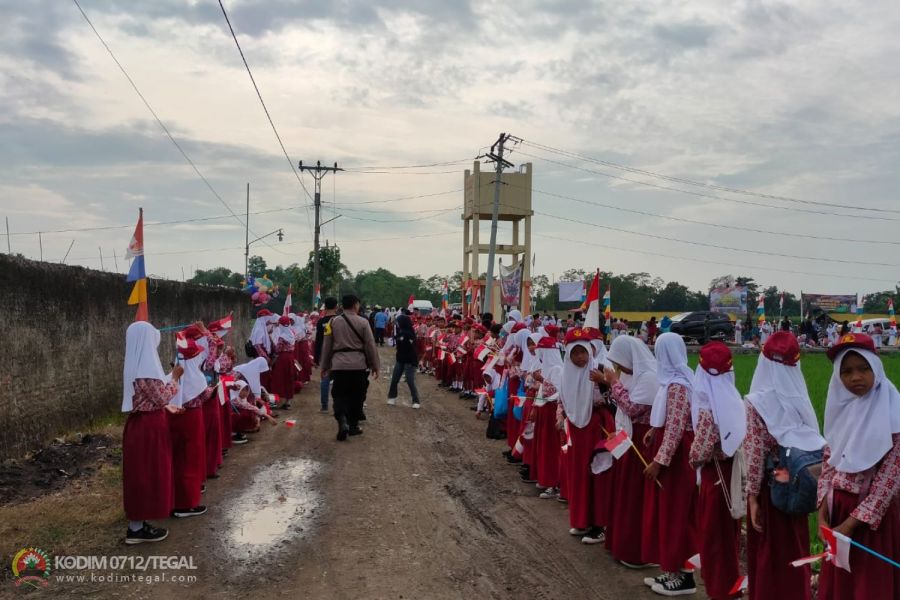 Ratusan Anak SD Sambut Tamu Undangan Upacara Pembukaan TMMD Reguler Kodim Tegal