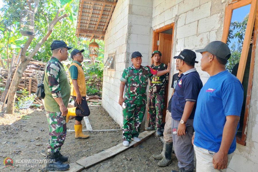 Pasiter Bersama Anggota Satgas TMMD Kodim Tegal Cek Kondisi RTLH