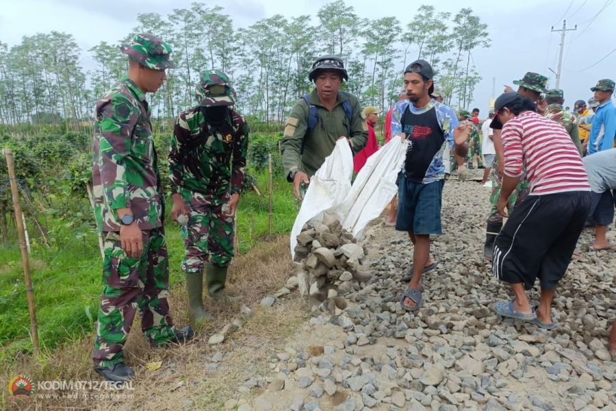 Warga Bersama Satgas TMMD Kodim Tegal Gotong Royong Ratakan Material Jalan Makadam