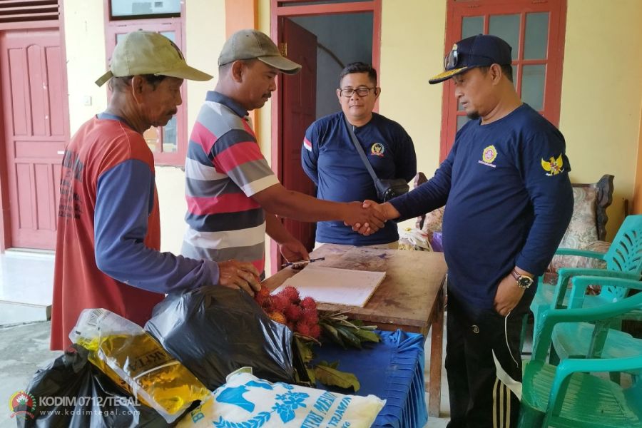 Ikhlas Sediakan Makanan Untuk Anggota Satgas TMMD Kodim Tegal