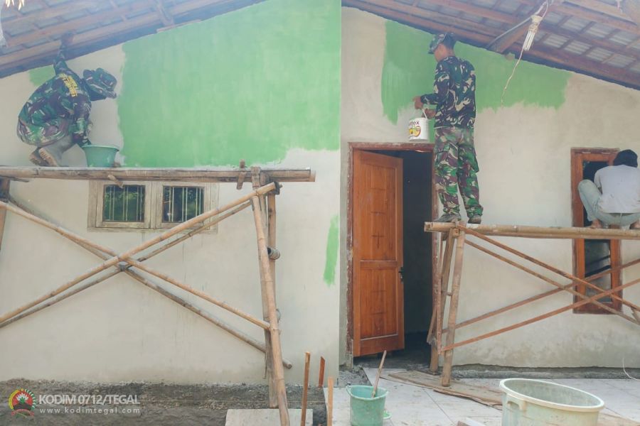 Cat Hijau RTLH Sebagai Kenangan Kepada Pemilik Rumah dari Satgas TMMD Kodim Tegal