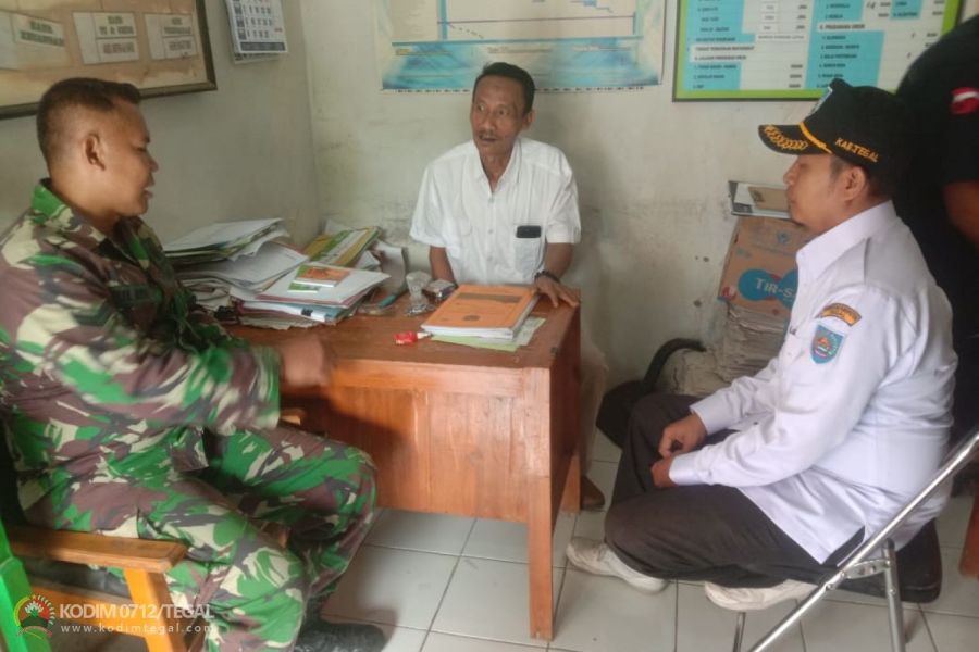 Babinsa Koramil Pangkah Komsos Dengan Perangkat Desa Sebagai Wujud Sinergitas