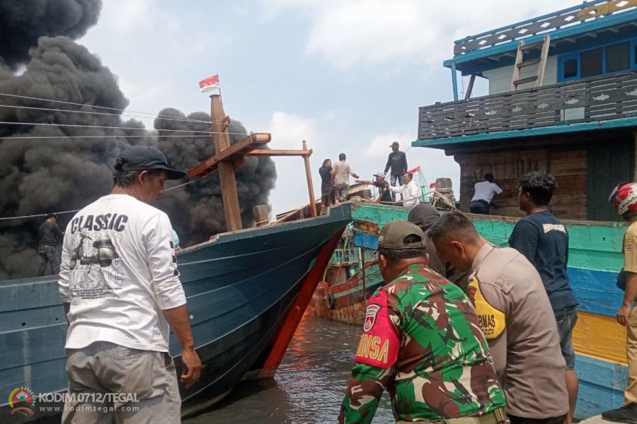 Anggota Koramil 01 Tegal Barat Turut Bantu Padamkan Kebakaran Kapal di Pelabuhan Pelindo Kota Tegal