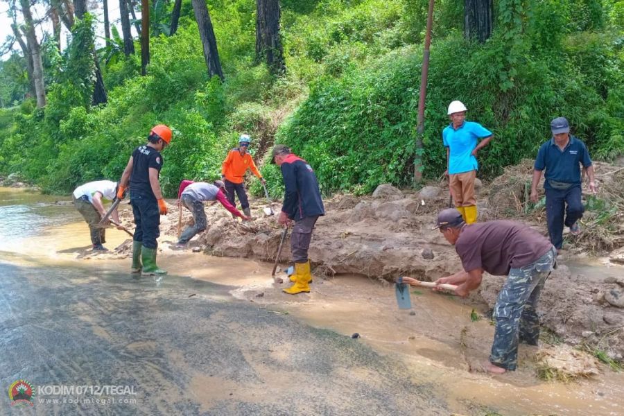 Babinsa Koramil Bojong dan Bhabinkamtibmas Bersama Warga Bersihkan Jalan Yang Tertutup Longsor